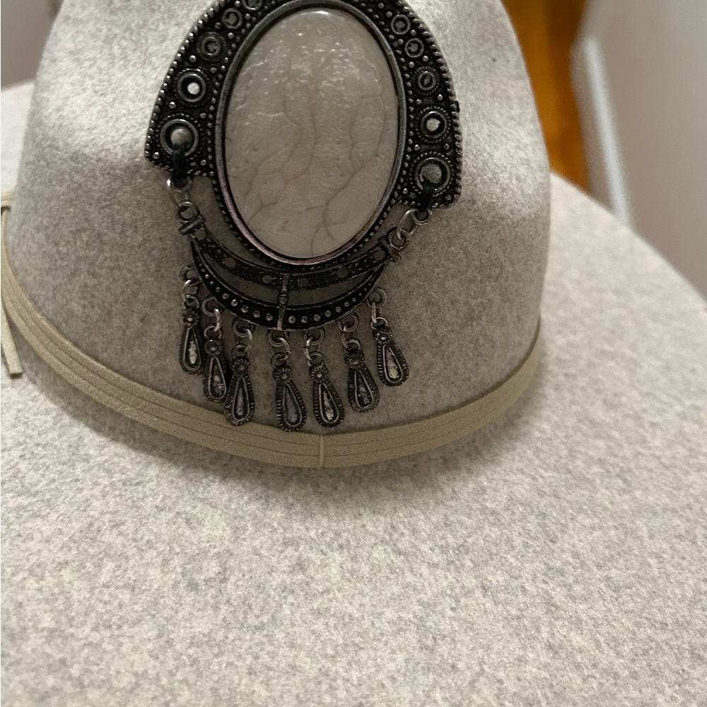 Elegant Cream Fedora hat with Silver Accent - Picture 6 of 9